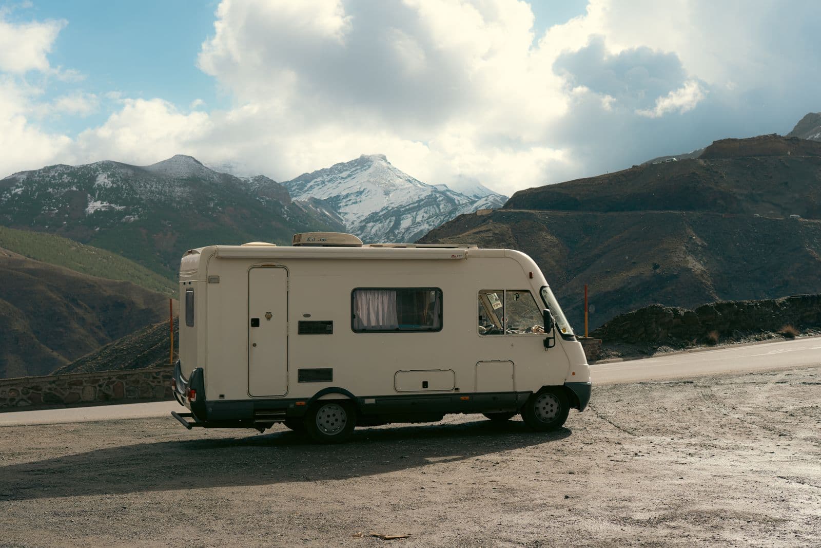 Wohnmobil vor Bergpanorama